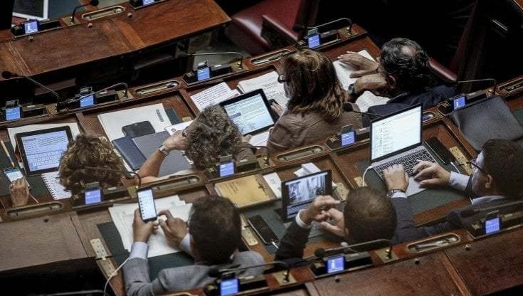 Bonus da 5.500 euro per i deputati, la Camera ammette: “Pc e cellulari? Non controlliamo chi li usa davvero”