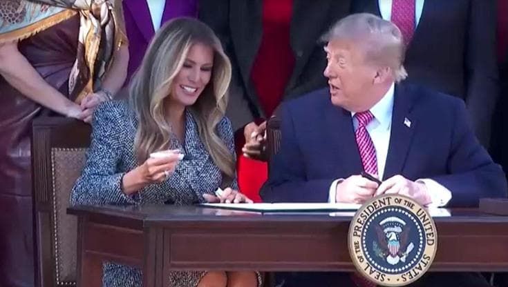 Trump prende in giro Melania: "Non so se la tua firma conti qualcosa"
