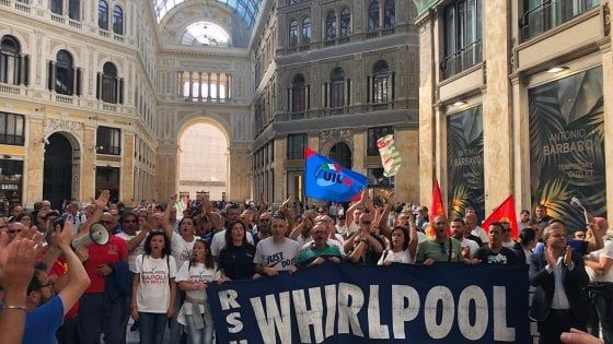  Whirlpool Napoli, corteo degli operai: "Siamo pronti a tutto"