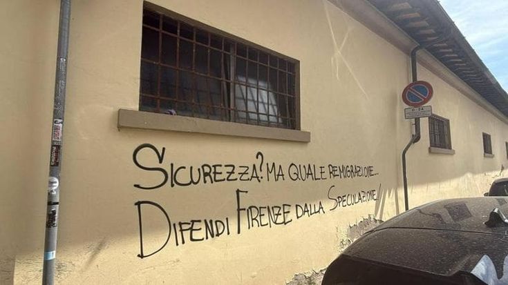 “Sicurezza? Ma quale remigrazione...”: scritta davanti alla sede di Casaggì