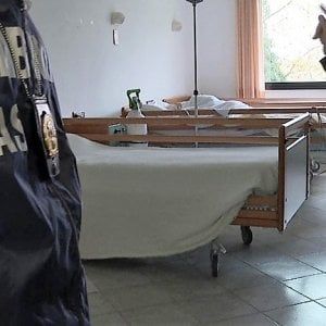 "Teniamo il posto letto per un giovane": tre medici indagati a Vercelli