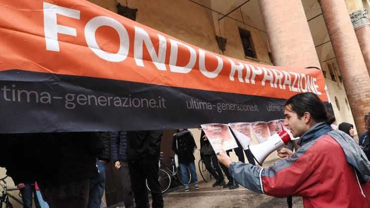 Bologna, convalidato l’arresto di tre attivisti di Ultima generazione per il blocco in tangenziale