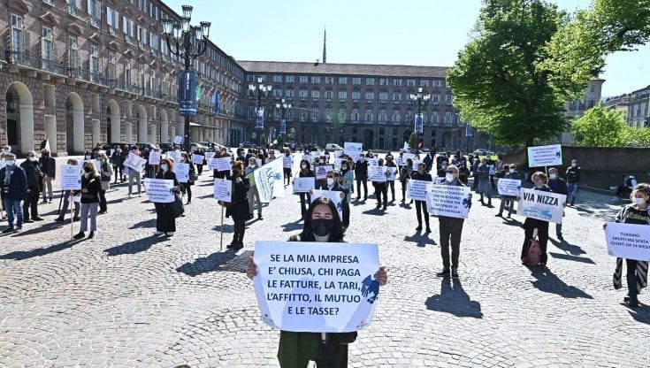Torino, commercianti in piazza: "Vogliamo una data certa per ripartire". Cirio: "Niente tasse per sei mesi"