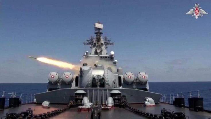 Incrociatore russo nel Mediterraneo simula scontri con navi nemiche, droni e sottomarini: le immagini