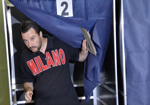 Europee, Salvini vota portandosi il tablet in cabina