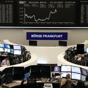 Peggiora la fiducia nell'economia Ue, ma le Borse tengono. Stona Milano