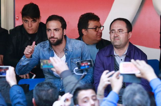 Higuain in tribuna al San Paolo con de Magistris e De Laurentiis
