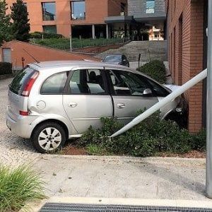 Biella: senza patente né assicurazione si schianta, una supermulta da quasi 8mila euro