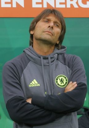 Tuta, urla e smorfie: l'esordio di Conte sulla panchina del Chelsea