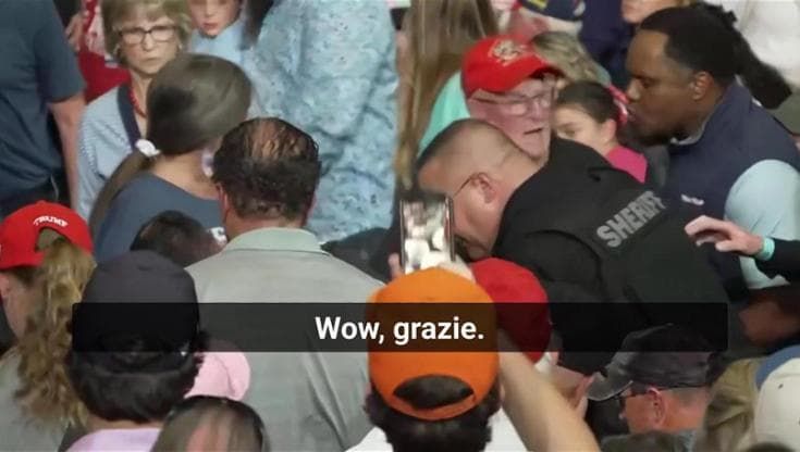 Sud Carolina, al comizio di Trump contestatore steso con un pugno. Il presidente: "Wow, che colpo!"