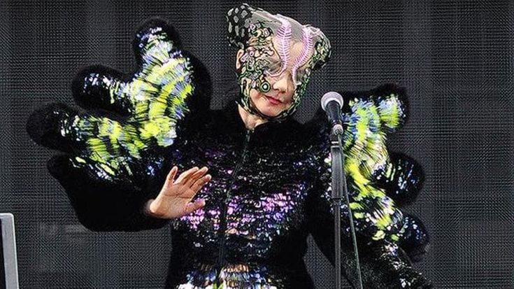 La cornucopia di Bjork, sul palco tra funghi e alghe: il suo show della natura è molto più di un concerto