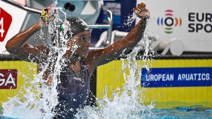 Curtis nella storia: record del mondo nei 50 dorso. Argento nella staffetta femminile 4x100 stile