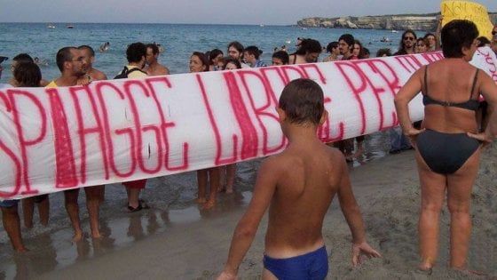 Manovra, proroga delle concessioni balneari. La denuncia dei Verdi: "Svendono alle lobby anche le ultime spiagge libere"