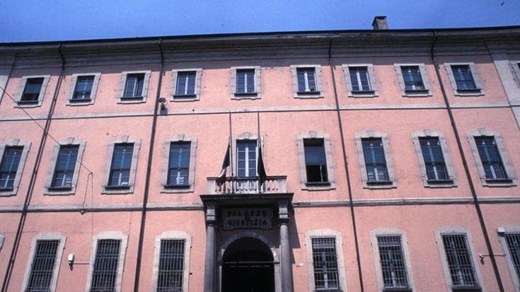 Escort, Viagra, alberghi e la villa scontata: la rete di corruzione che pilotava le indagini a Pavia