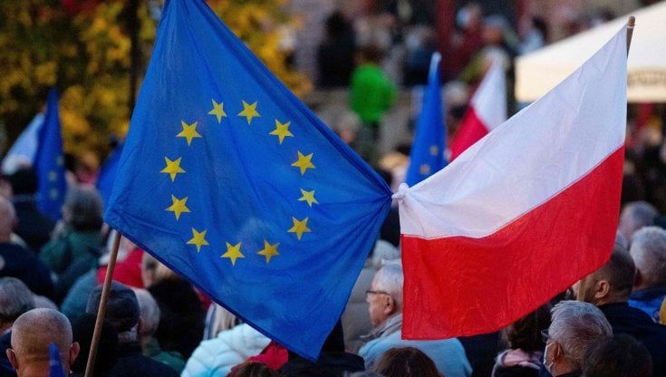 Polonia, centinaia di migliaia in piazza in oltre 30 città: "Io resto nell'Ue"