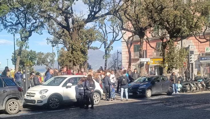 Circumvesuviana, frana a Castellammare: stop ai treni sulla Napoli-Sorrento