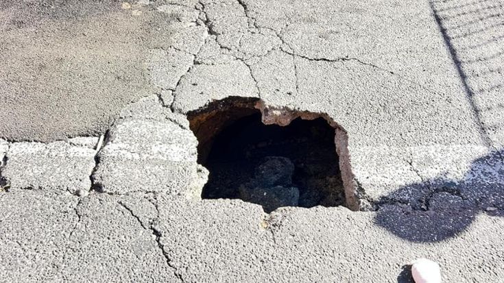 Napoli, chiusa via Domenico Fontana per una voragine: disagi sul traffico in zona ospedaliera