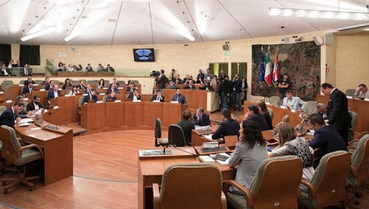 Piemonte, la corsa del consiglio regionale per evitare la nomea di "politici da sofà"