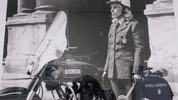 Loretta Corneti, la prima agente in moto: in sella alla Ducati, anno 1975