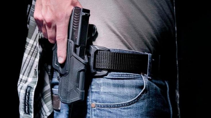 La circolare del Viminale: “Via libera alle armi private per 397mila membri delle forze dell’ordine”