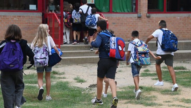 La scuola senza smartphone, perché l'istruzione chiede presenza