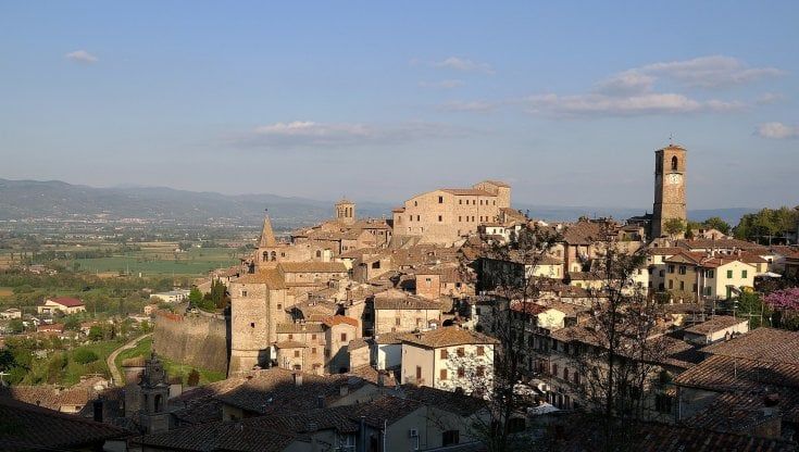 Anghiari, sulla sede del Pd compare la scritta "Duce" al posto della targa del partito