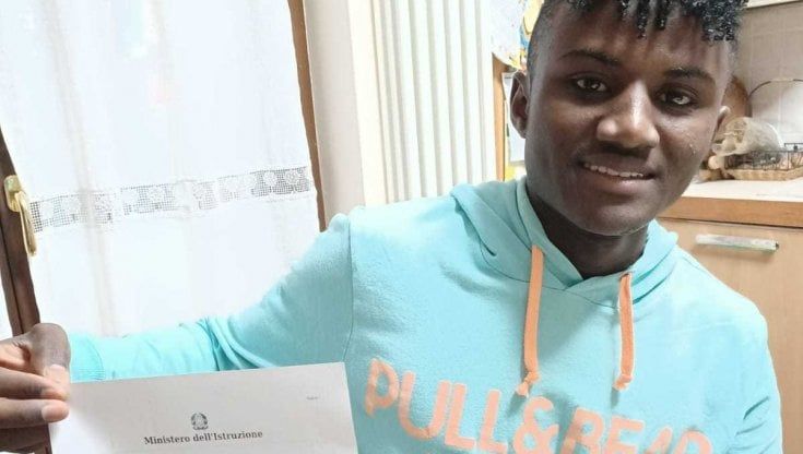 I nove del ragazzo con la pagella. "Dopo gli studi aiuterò chi come me ha vissuto la violenza nei lager"