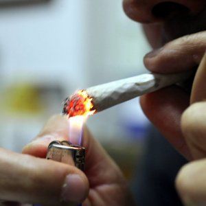 Lecce, multato dai vigili perché fumava in auto davanti al figlio minorenne: pagherà 55 euro