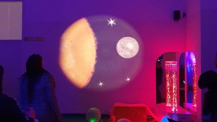 In una scuola superiore di Torino l'aula multisensoriale, con luci e piscina di palline 