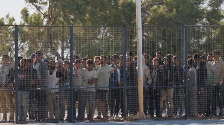 Grecia, sospesa per tre mesi la registrazione delle domande d’asilo dei migranti dal Nord Africa