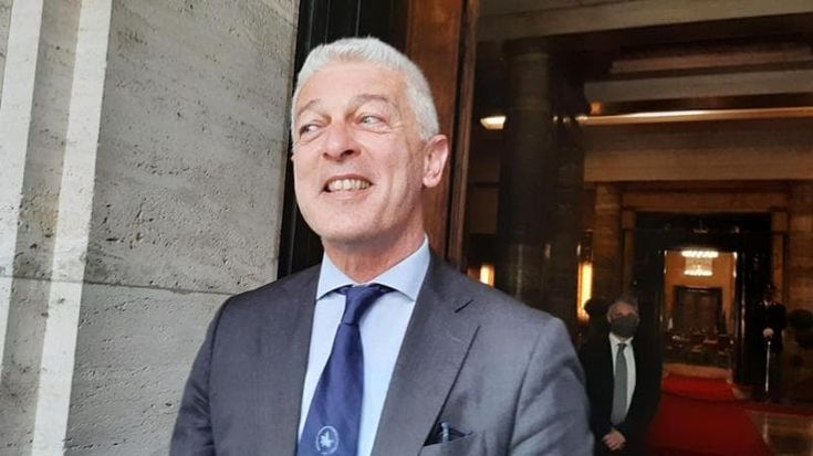 Liguria, bufera sulle parole di Morra su Bucci: “È malato oncologico, potrebbe non terminare il mandato”. Meloni: “Inaccettabile”. E Salvini finge il caso venga da sinistra