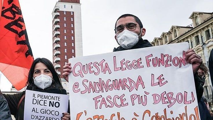 Gioco d'azzardo in Piemonte, la Lega si arrende: ritirata dopo le proteste la legge "liberi tutti" per le slot machine