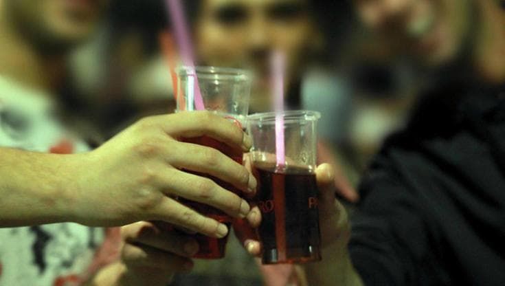 Ragazzina in coma etilico dopo aver bevuto vodka: chiuso minimarket che ha venduto le bottiglie