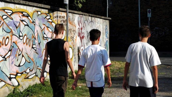 Aggrediscono e rapinano un coetaneo in corso Giulio Cesare, arrestati cinque rapinatori tra 15 e 17 anni