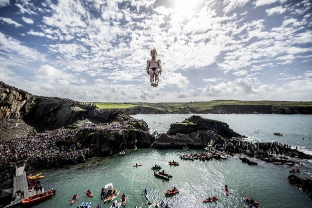 Red Bull Cliff Diving, un tuffo dalla scogliera: le World Series sbarcano in Galles