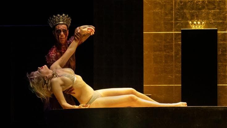 “Semiramide” in una Babilonia dark: soprano all’altezza, scene cupe, concertazione incisiva