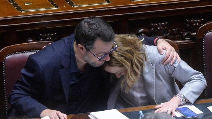 I dodici minuti di Salvini alla Camera con Meloni e la bagarre sugli amici di Putin