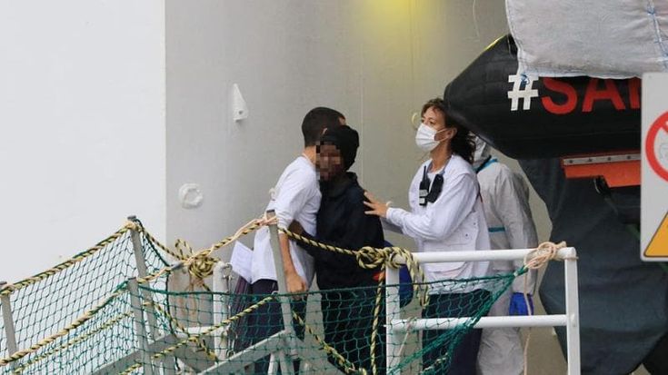 La Geo Barents attracca in porto a Genova, con 63 persone salvate a bordo