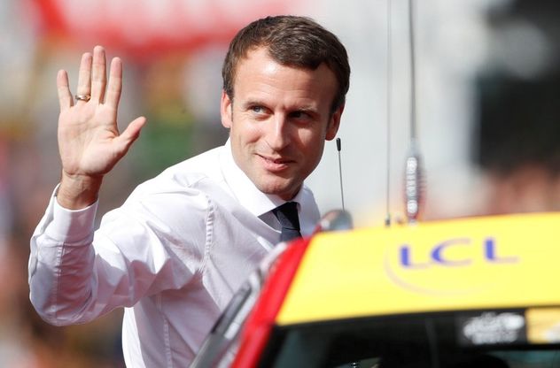 Il presidente Macron segue la tappa del Tour sull'ammiraglia