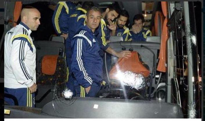 Turchia: assalto armato al pullman del Fenerbahce, ferito il conducente