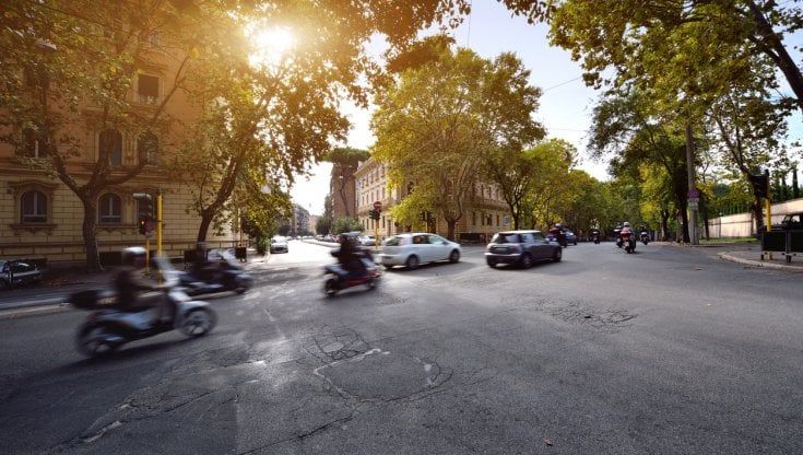 Mobilità: gli italiani risalgono in macchina