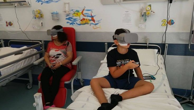 Gioco in realtà virtuale per i bambini malati di tumore: in ospedale a Taranto arriva 'Tommi'. "Diminuisce stress e senso del dolore"