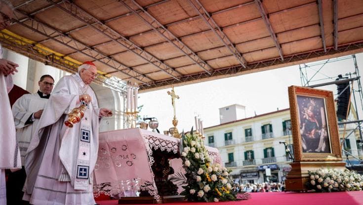 Cardinale Re profeta: “Stasera fumata bianca”. E papa Leone XIV prega e ricorda la Madonna di Pompei