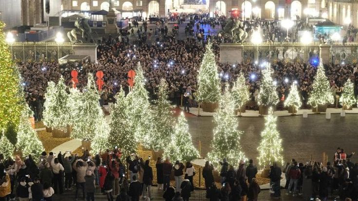 Colori, luci, musica e abbracci, il Natale d’incanto cala sulla città