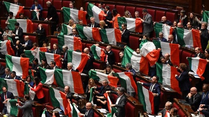 Autonomia, bagarre in aula le opposizioni con il tricolore. Calderoli: “Vado avanti”