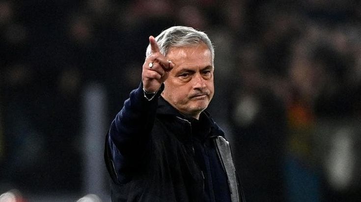 “Decisione disgustosa”. “Bravi Friedkin, aveva ragione Di Canio”. Mourinho divide i tifosi anche dopo l’esonero