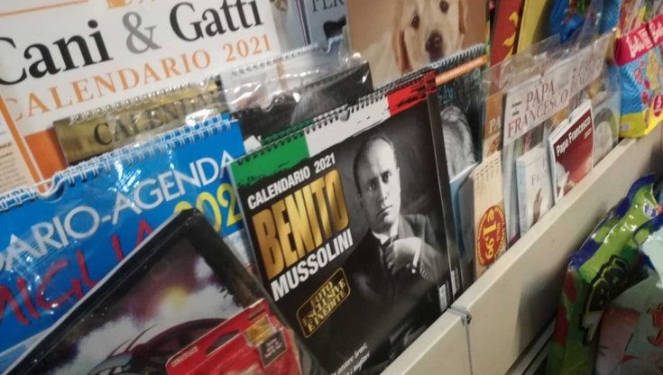 Calendario di Mussolini nelle edicole di Bari, l'Anpi: "Inaccettabile e fuori legge"