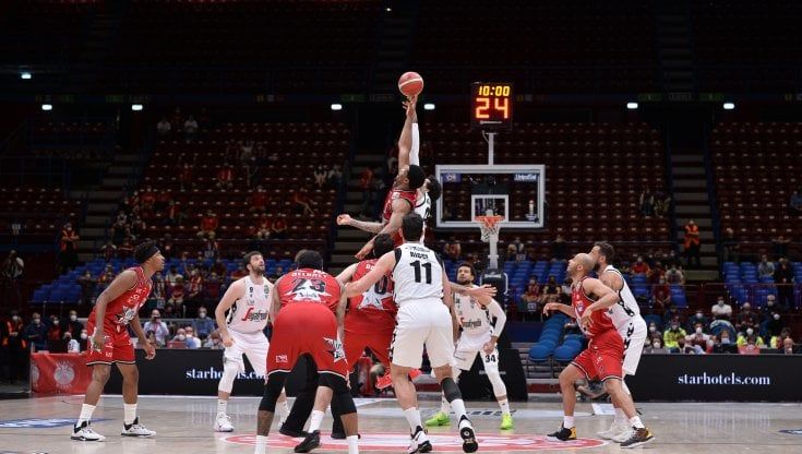 Basket, finali scudetto: l'Armani si sveglia troppo tardi tradita dai tiratori