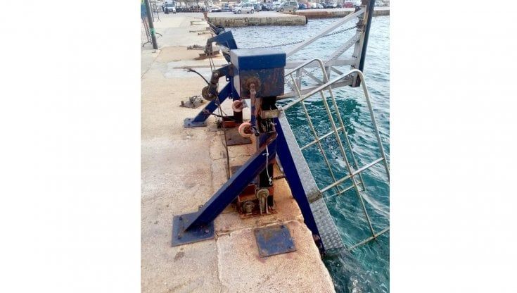 Porto di Favignana, la passerella ripiomba in acqua