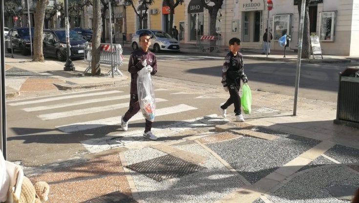 Calcio, gli under 14 giapponesi ripuliscono dai rifiuti il corso di Gallipoli: "Omaggio alla città che ha ospitato il torneo"